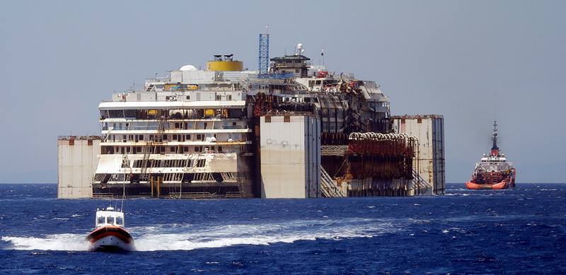 Illustration for article titled El viaje final del crucero Costa Concordia, en imágenes